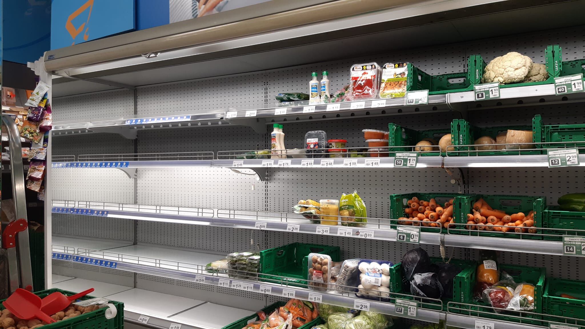 Una estantería medio vacía en el supermercado Lupa en la calle Hernán Cortes en Santander.