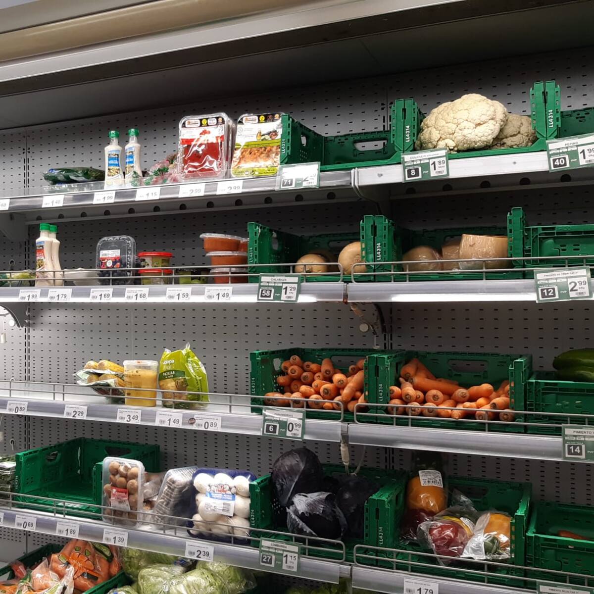 La huelga de transportistas en Cantabria se empieza a notar en las estanterías de algunos supermercados