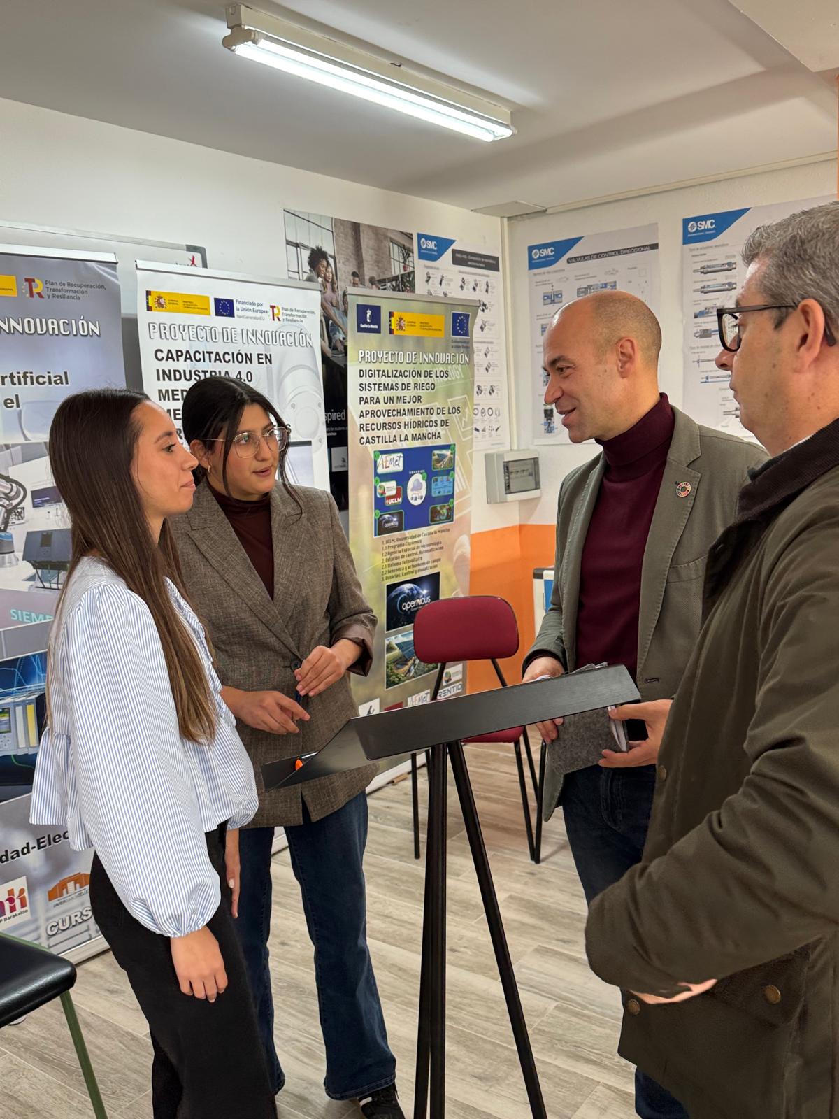 El Director General de FP de Castilla-La Mancha, José Rodrigo Cerrillo y el Alcalde de Motilla del Palancar, Pedro Javier Tendero, saludando a dos alumnas de las ganadoras de CLM Skills 2025.