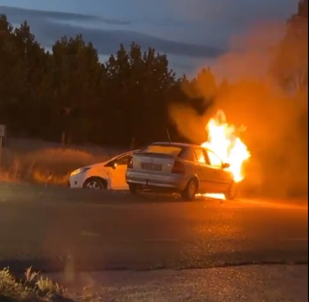 Uno de los vehículos que sufrió el accidente se incendió tras el choque