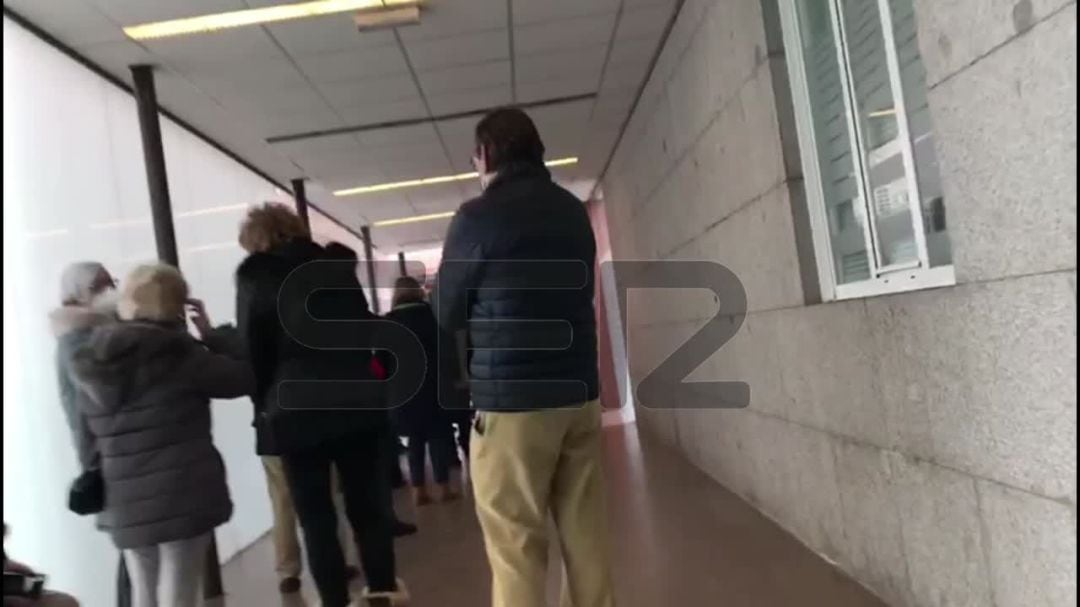 Varios jubilados esperan para ser vacunados en el hospital Clínico