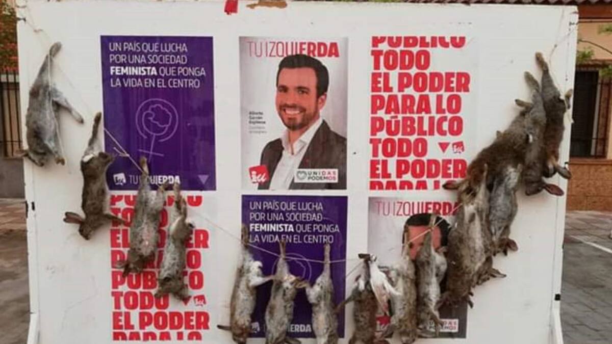 Cuelgan 16 conejos en los carteles de Unidas Podemos en Puebla de Almoradiel