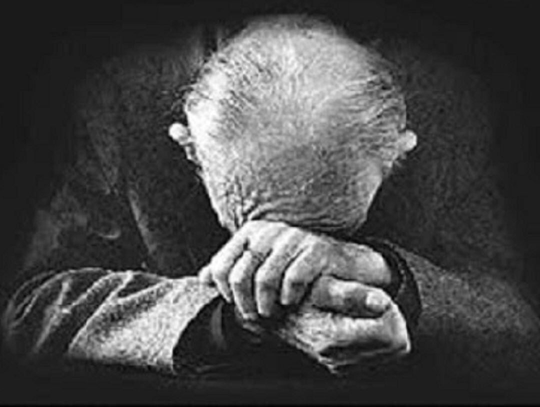 Imagen de desolación de un anciano