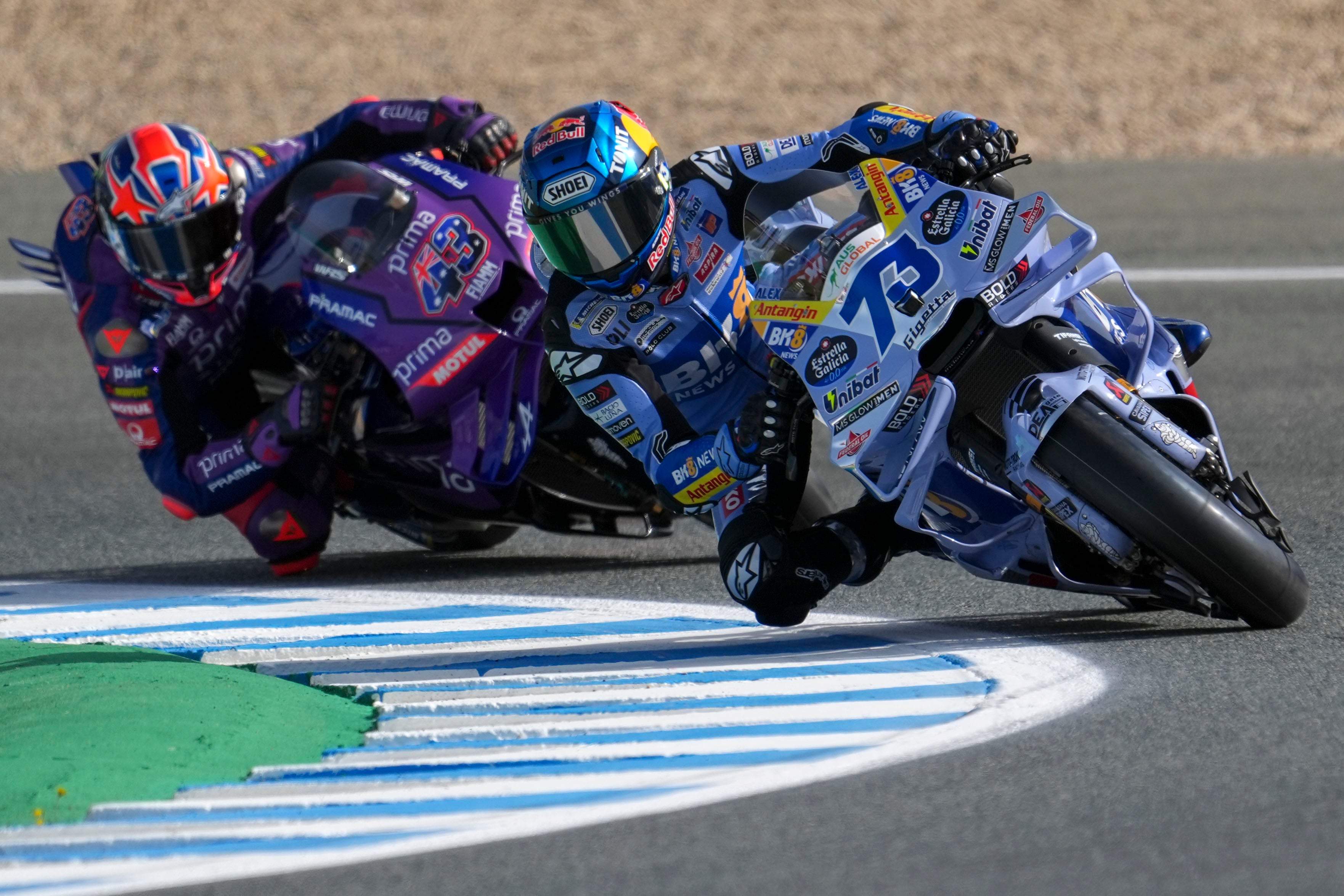 GRAFAND8156. JEREZ DE LA FRONTERA (CÁDIZ), 25/04/2025.- El piloto español de MotoGP Álex Márquez (BK8 Gresini Racing MotoGP) seguido por el australiano de MotoGP Jack Miller (Prima Pramac Yamaha MotoGP) durante el primer día de entrenamientos del Gran Premio de España de Motociclismo que se celebra este fin de semana en el Circuito de Jerez-Ángel Nieto, puntuable para el Mundial de la especialidad, desde este viernes al domingo. EFE/Román Ríos
