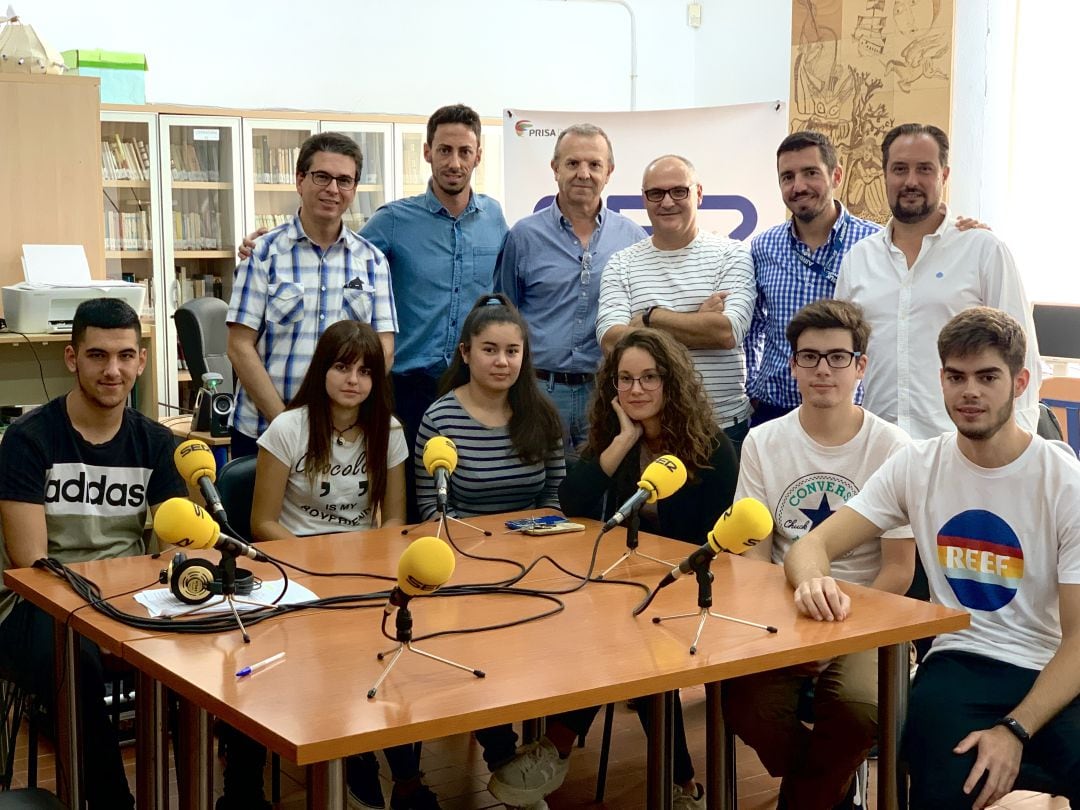 Estudiantes, profesores y personal de Airbus en el IES Virgen del Carmen