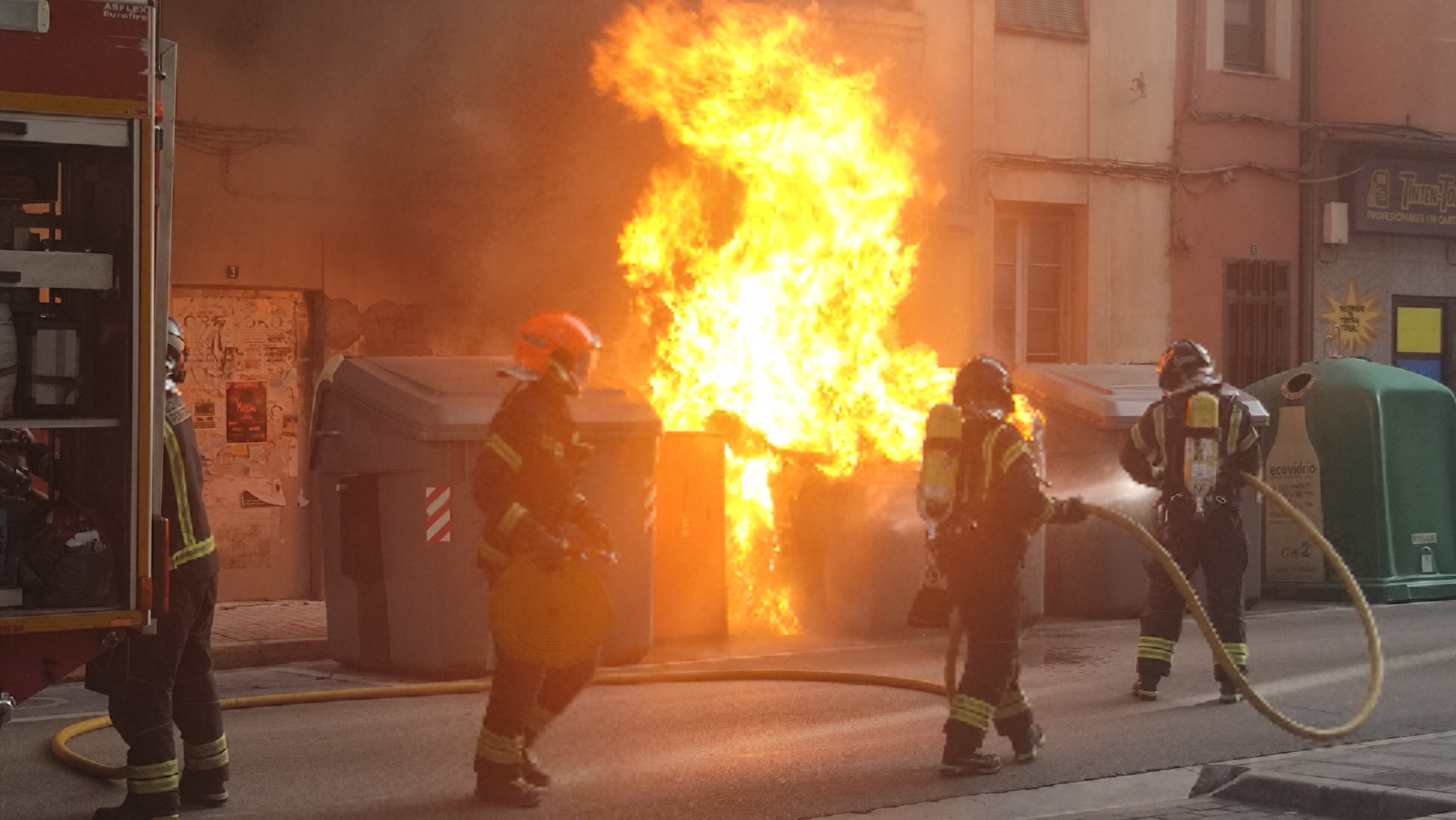 Los bomberos en plena intervención