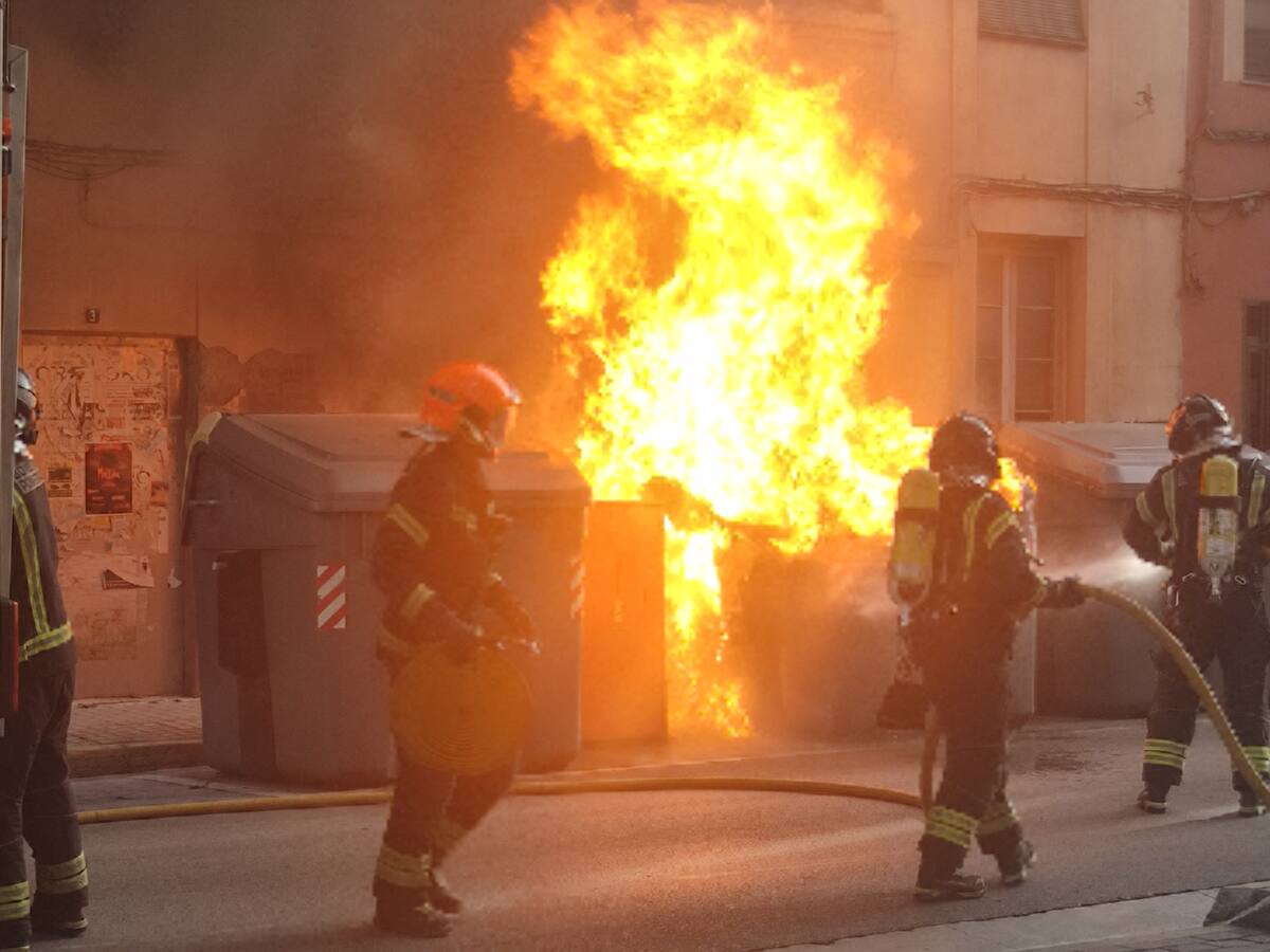 Arde un contenedor de papel en pleno centro de Ponferrada