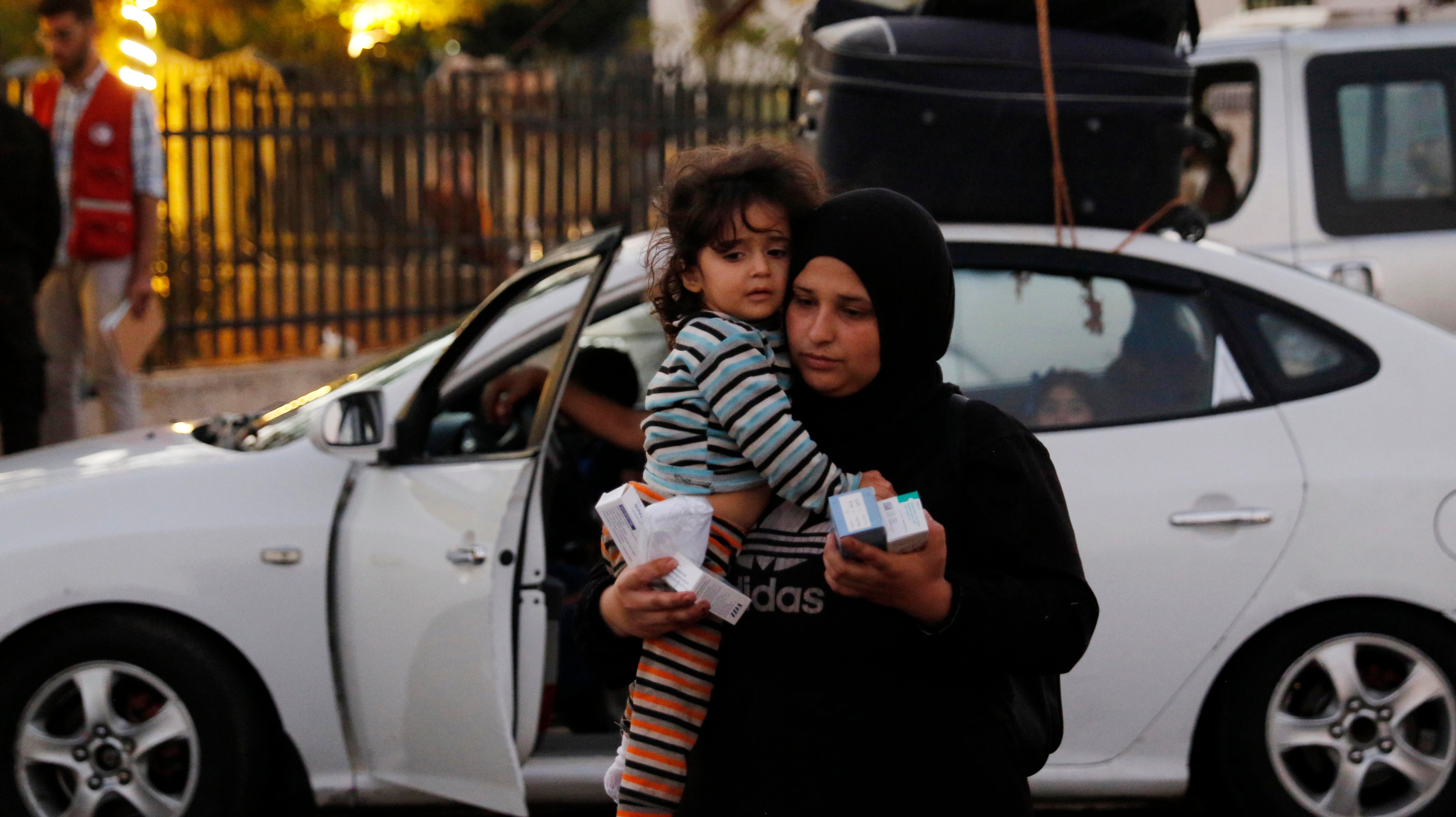 Una mujer que huye del sur de Líbano a su llegada a uno de los pasos fronterizos con Siria esta semana