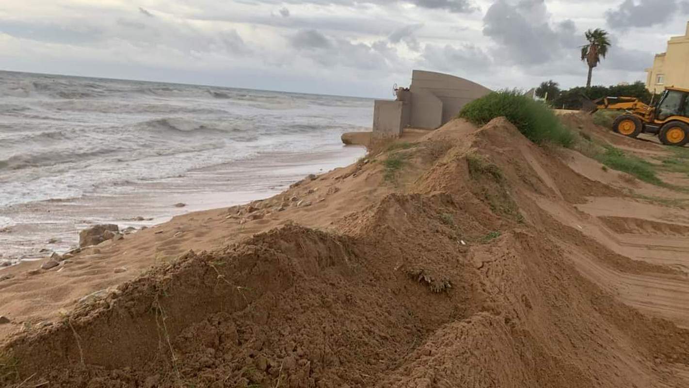 Muro de arena en la desaparecida playa de la Goleta en Tavernes