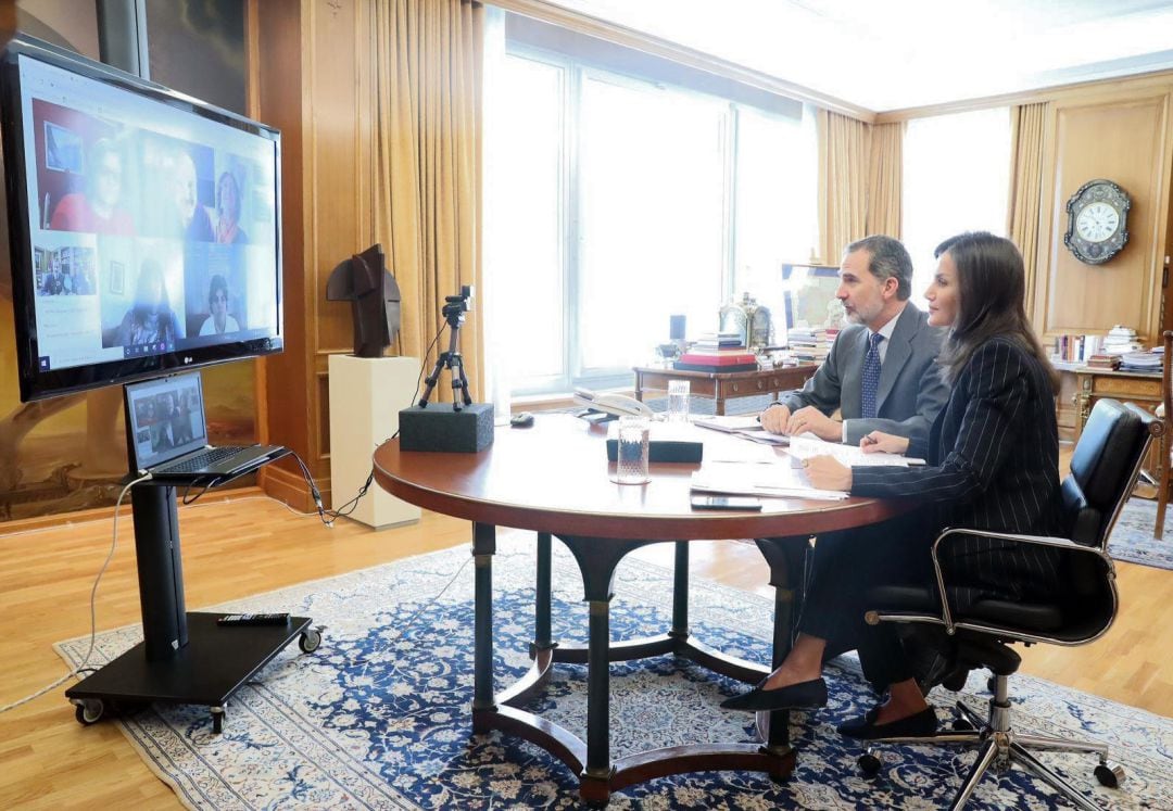 Los Reyes en una videoconferencia interesándose por los datos del coronavirus