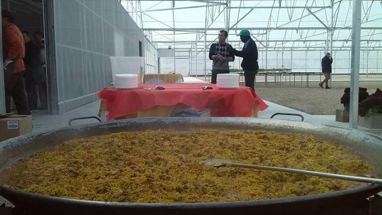 Una de las superpaellas preparada por la empresa de Ohanes.