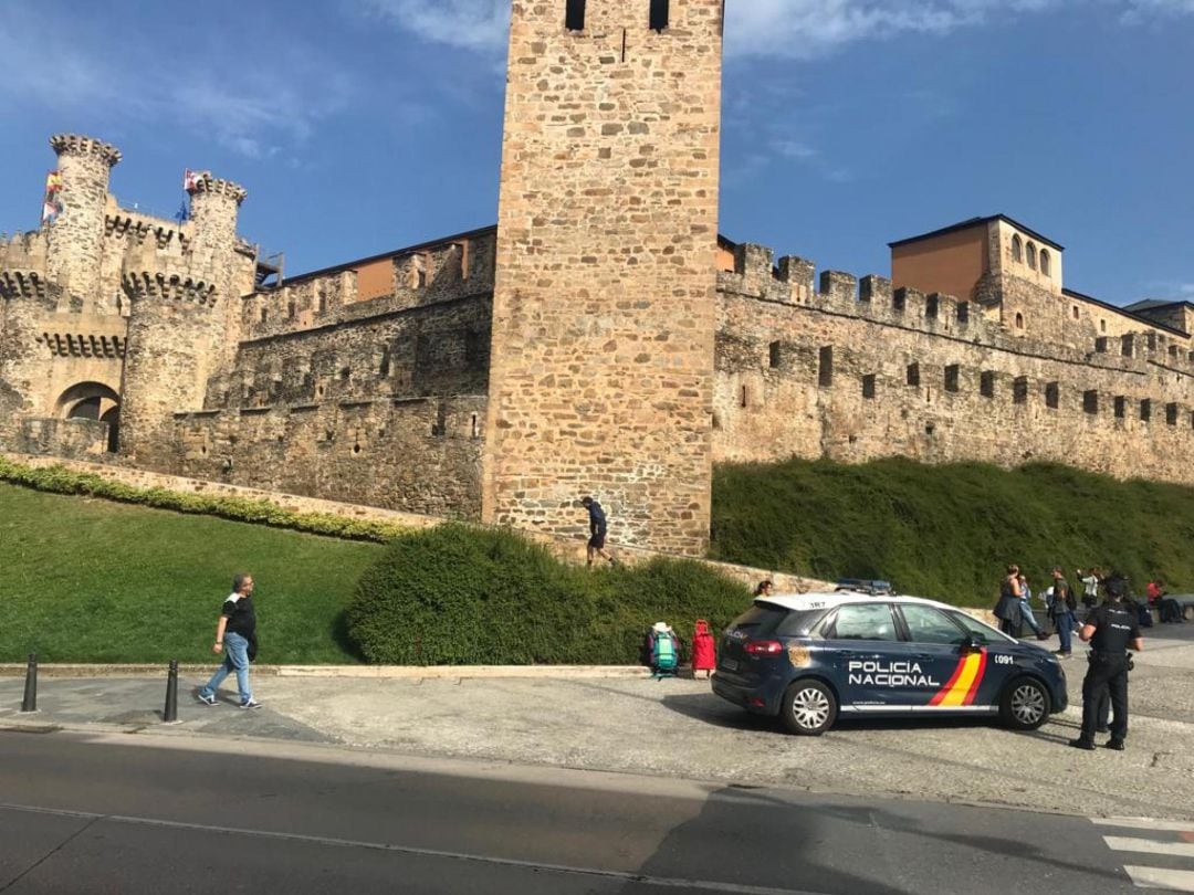 Agentes de la Policía Nacional junto al castillo de los Templarios