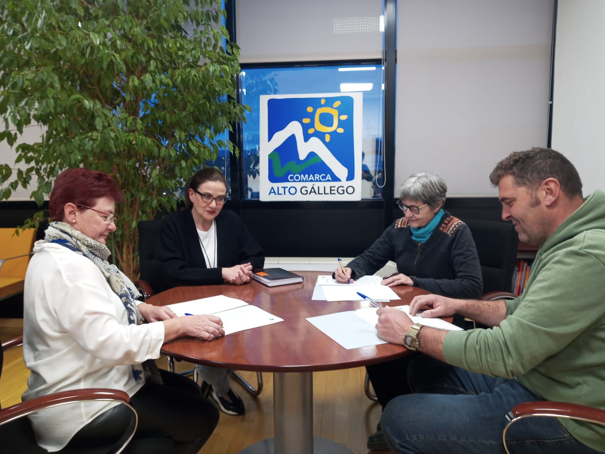 Firma del convenio con las asociaciones culturales