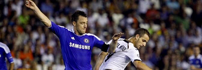 Terry y Soldado pugnan por un balón