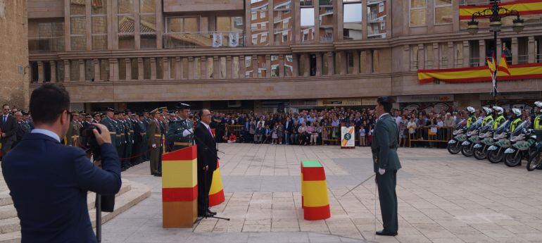 Uno de los momentos del acto celebrado este mediodía en la plaza de la Catedral
