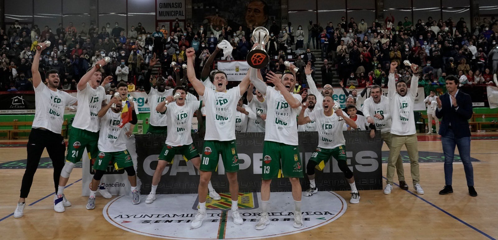 El Grupo Alega festejando el título de LEB Plata