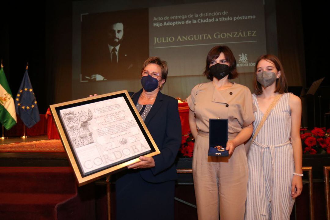 Familiares de Julio Anguita durante la entrega del título de Hijo Adoptivo de la Ciudad de Córdoba