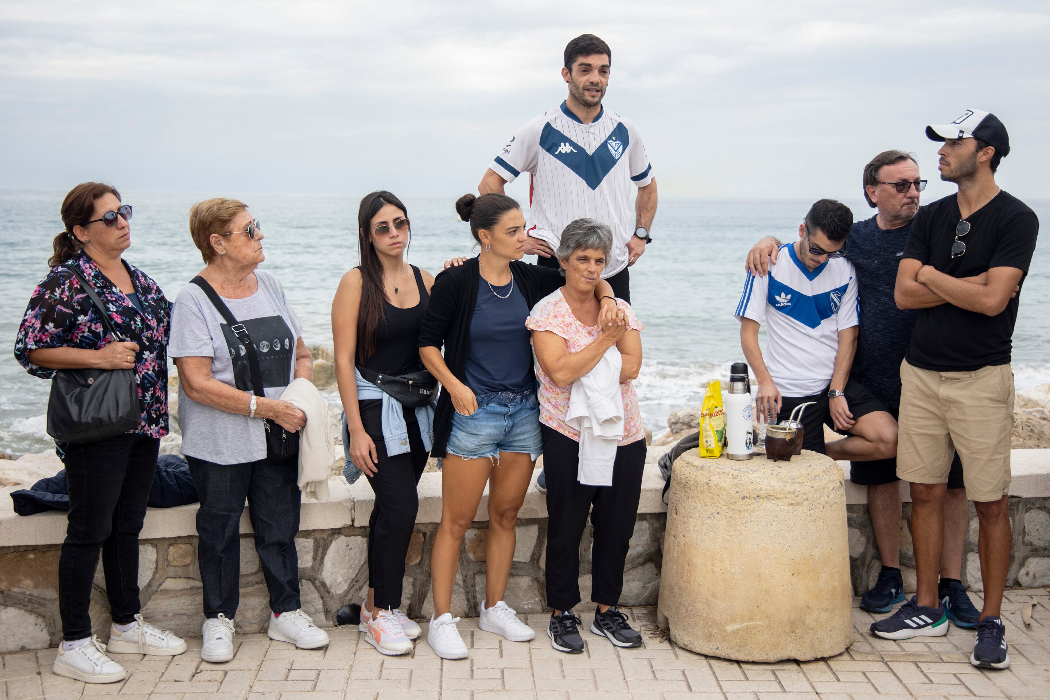 Málaga (España) 03/09/2023 Familiares y amigos de Emmanuel Soria, que junto a Maximiliano Ludvickm, son los dos desaparecidos en la playa de Huelín cuando se encontraban practicando paddle surf el pasado día 27 de septiembre, se abrazan durante la concentración convocada esta tarde. EFE/Daniel Pérez
