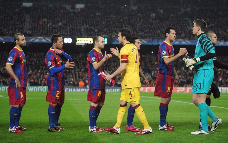 Saludo entre jugadores de Barcelona y Arsenal antes de un partido de Champions en 2008