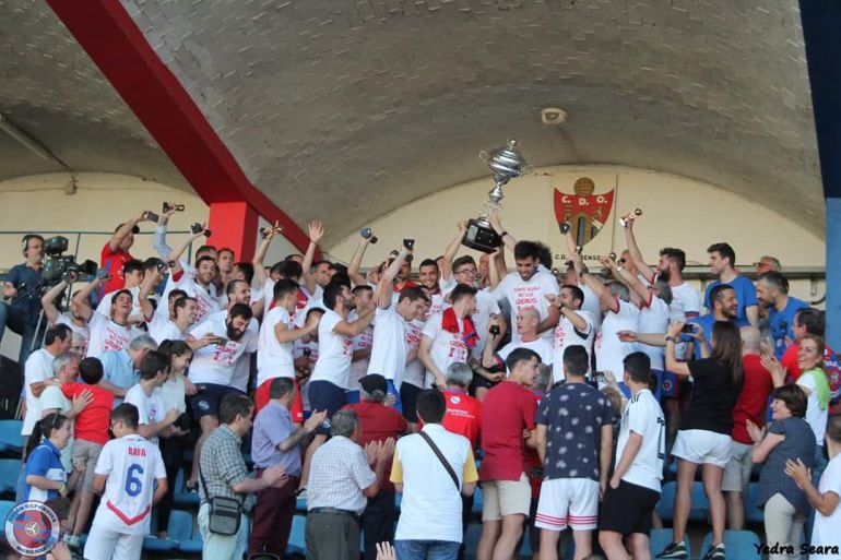 La Unión Deportiva Ourense, conseguía un nuevo título en esta gran tempoarada, esta vez, Copa Diputación, al ganarle en la final al Velle por cero a uno.