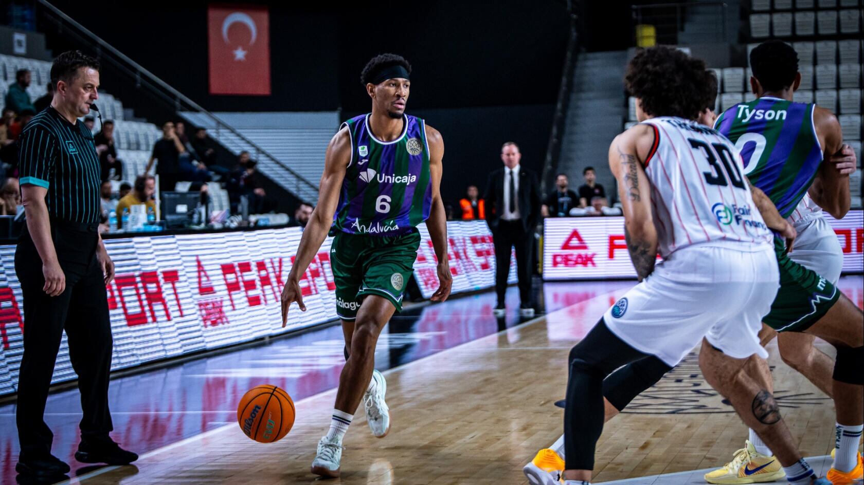 El escolta estadounidense Kameron Taylor, en una acción del partido contra el Manisa