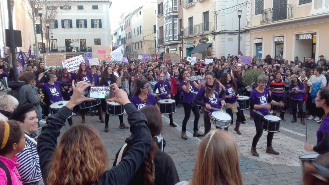 Gran participación  (y sonora) de las mujeres que reivindican una sociedad que contemple sus necesidades y que acabe con las injusticias hacia su género