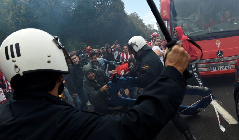 Un grupo de ultras del Sporting se enfrentó a la policía en el último derbi asturiano.