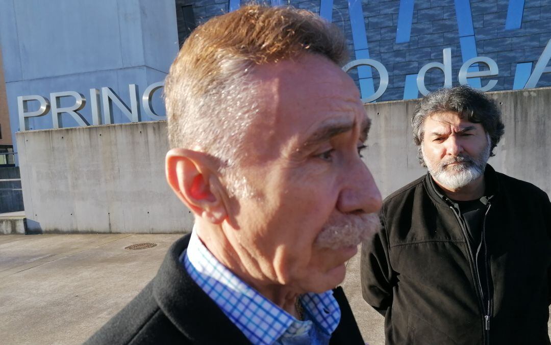 El abogado Marcos García-Montes atiende a los medios a la salida del juzgado. 