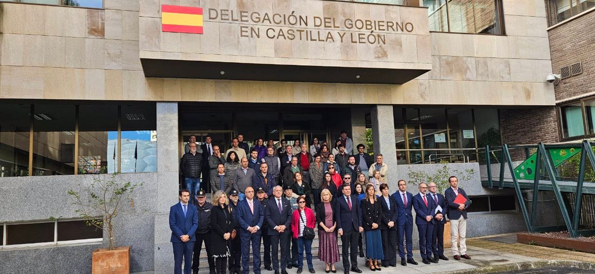 El delegado del Gobierno, Nicanor Sen, encabeza el minuto de silencio junto al subdelegado por la última víctima de violencia de género en la comunidad