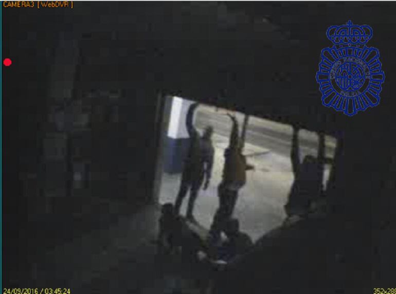 Las cámaras de vigilancia registraron la presencia de los delincuentes