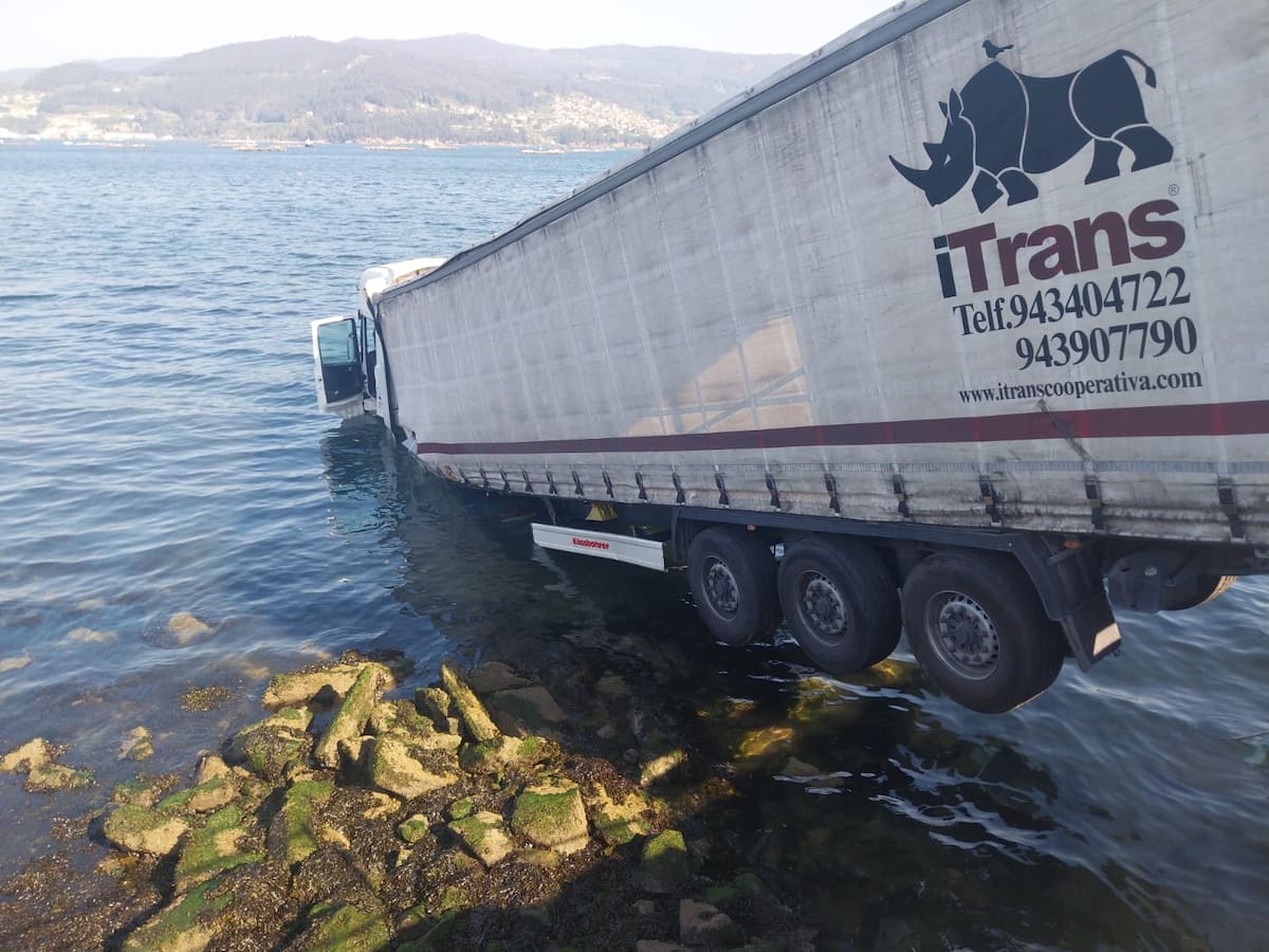 Un camión cae al mar en Vigo en las instalaciones de FrioTeis