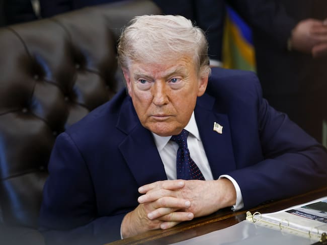 Donald Trump responde a la prensa en el Despacho Oval