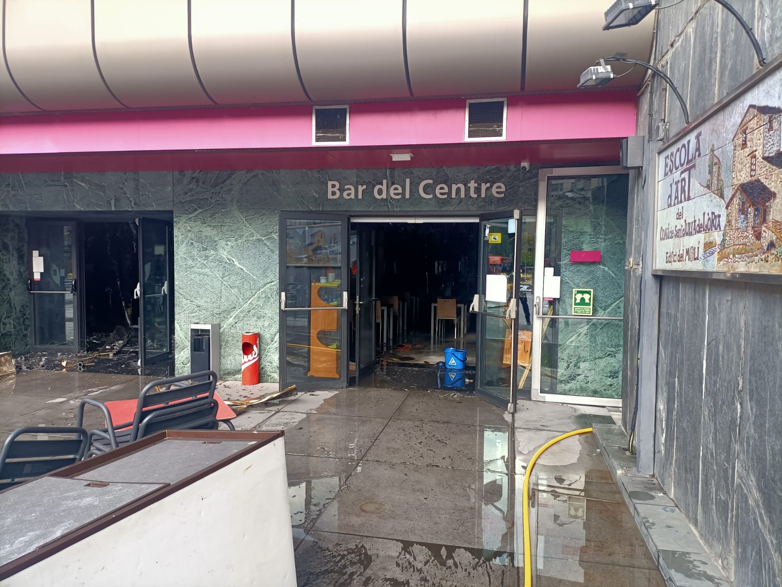 Estat en què ha quedat la planta baixa del Centre cultural lauredià després de l&#039;incendi de la passada nit.