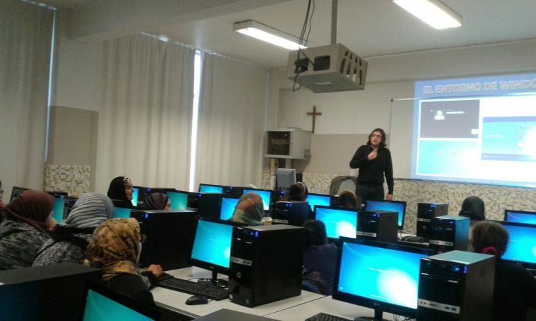 Un momento del curso que hacen las mujeres inmigrantes