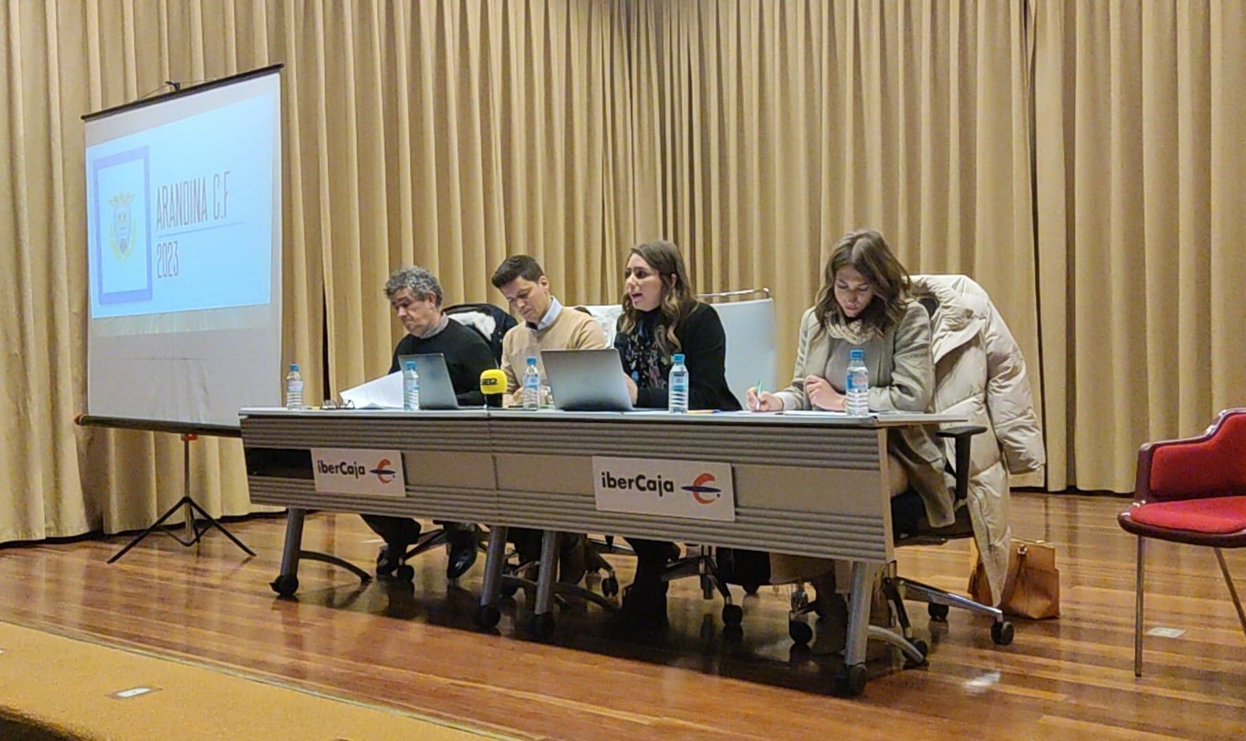 La presidenta, Virginia Martínez, junta a otros directivos de la Arandina en la Asamblea