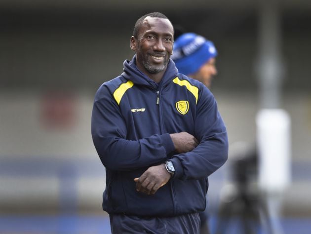 Jimmy Floyd Hasselbaink dirigiendo al Burton Albion