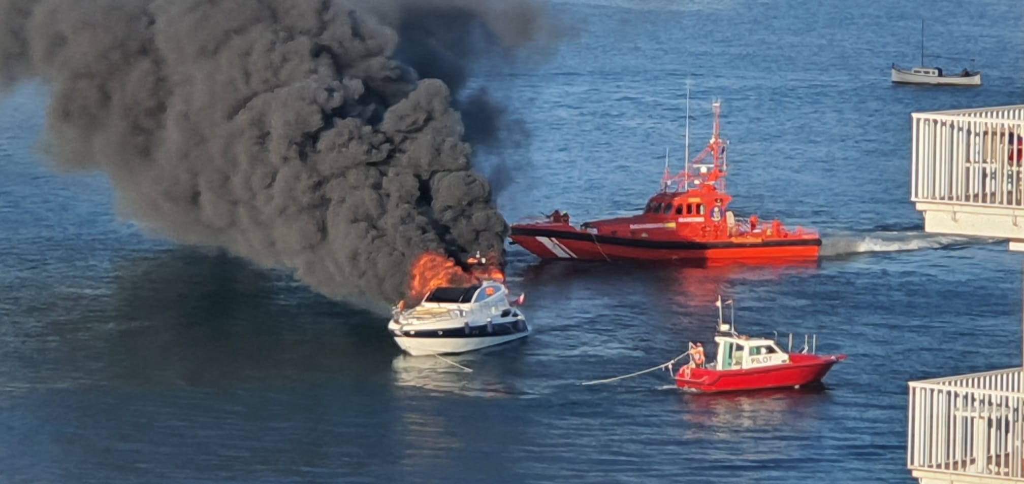 El foc va provocar una gran fumera que va alertar a molta gent.