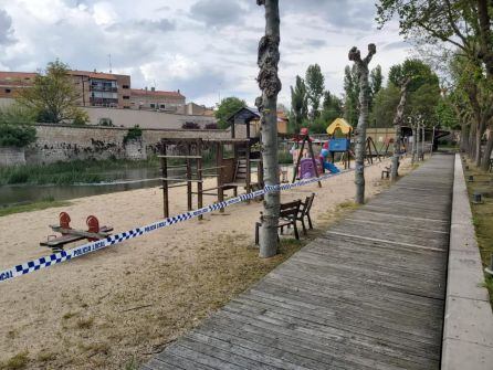 Las zonas de juego municipales de Peñafiel están precintadas por seguridad.