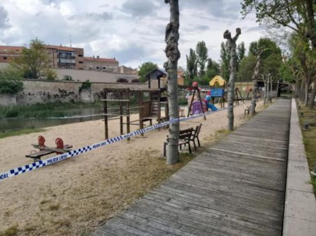 Las zonas de juego municipales de Peñafiel están precintadas por seguridad.