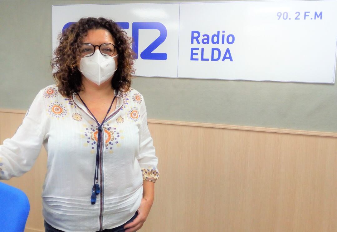 La farmacéutica Virtudes Hernández, en el estudio de Radio Elda SER