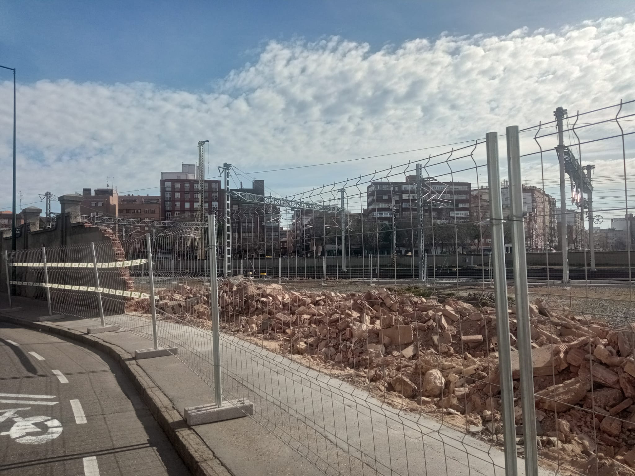 Las obras del paso de Labradores avanzan con el derribo del muro