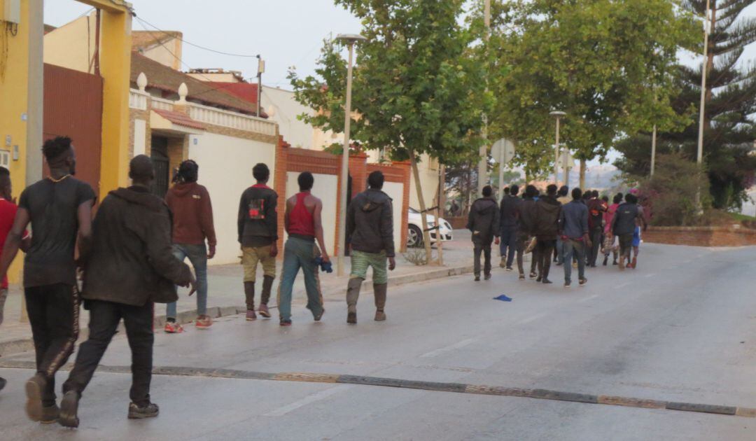 Imagen de archivo del grupo de migrantes de origen subsahariano que accedió a Melilla el 22 de julio y que camina hacia el Centro de Estancia Temporal de Inmigrantes (CETI).