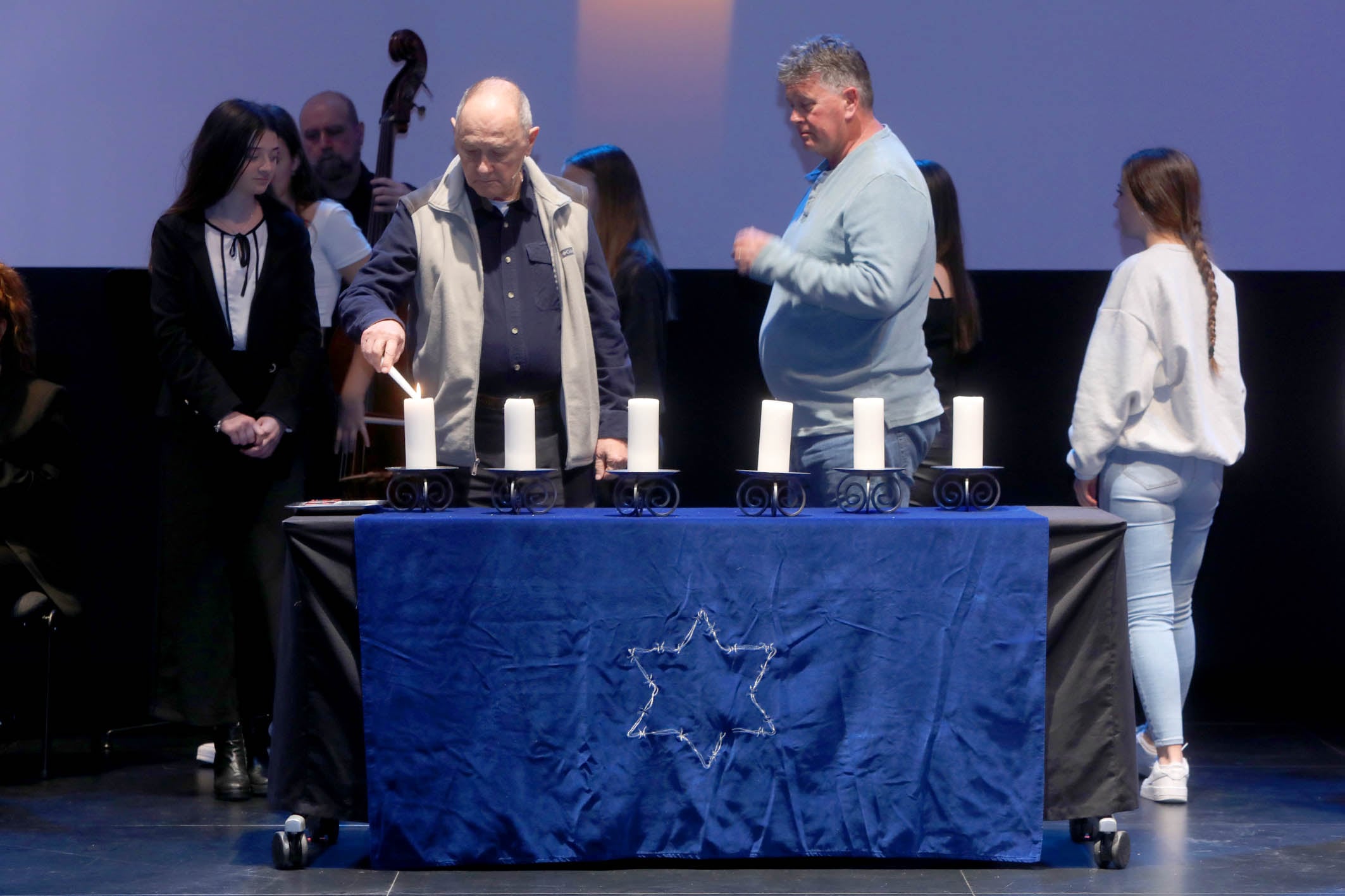 En el acto, desarrollado en el Centro de Arte Alcobendas, se han encendido seis velas y se ha contado con la presencia de cerca de 300 alumnos de los institutos Gloria Fuertes, Giner de los Ríos, Liceo Europeo y Centro Ibn Gabirol-Colegio Estrella Toledano