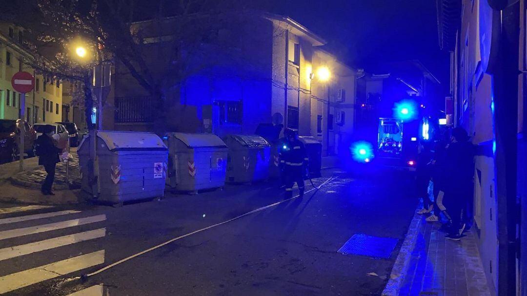 Bomberos apagando un contenedor en el barrio de San Lorenzo