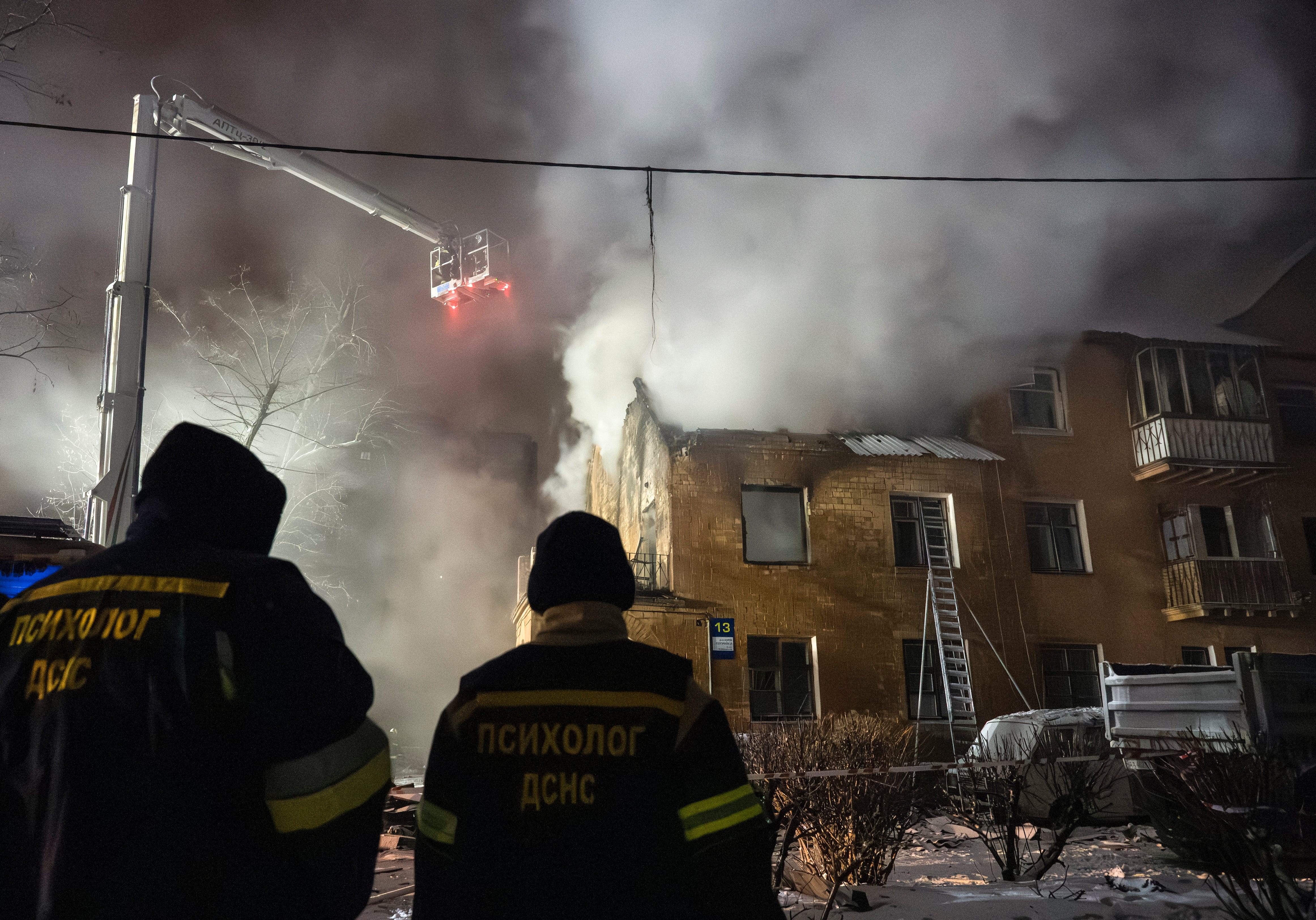 Trabajos de rescate tras el ataque ruso a un bloque de viviendas en Kiev.