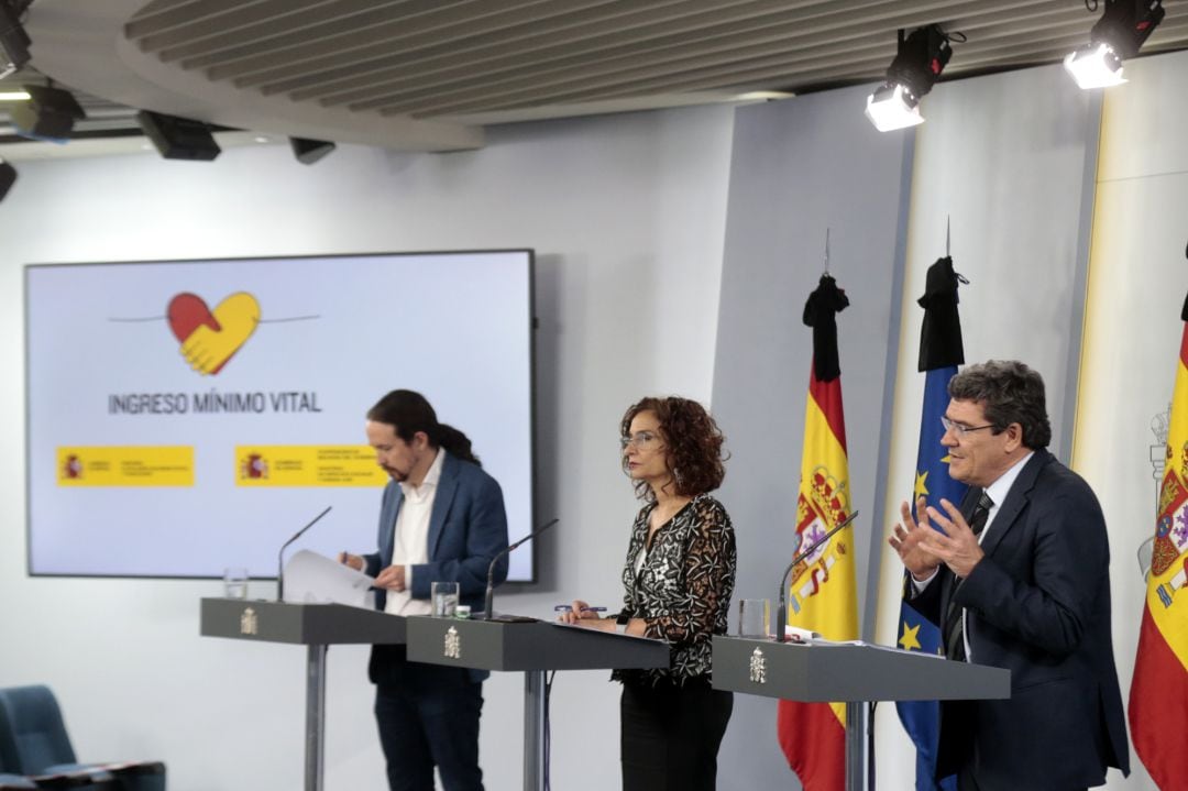 La ministra portavoz del Gobierno, María Jesús Montero, junto al vicepresidente segundo Pablo Iglesias y al ministro de Seguridad Social, José Luis Escrivá, durante la presentación del ingreso mínimo vital.