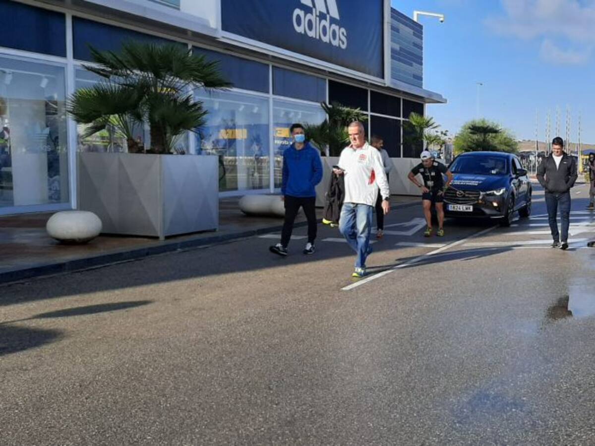 Corre una maratón tirando de un coche