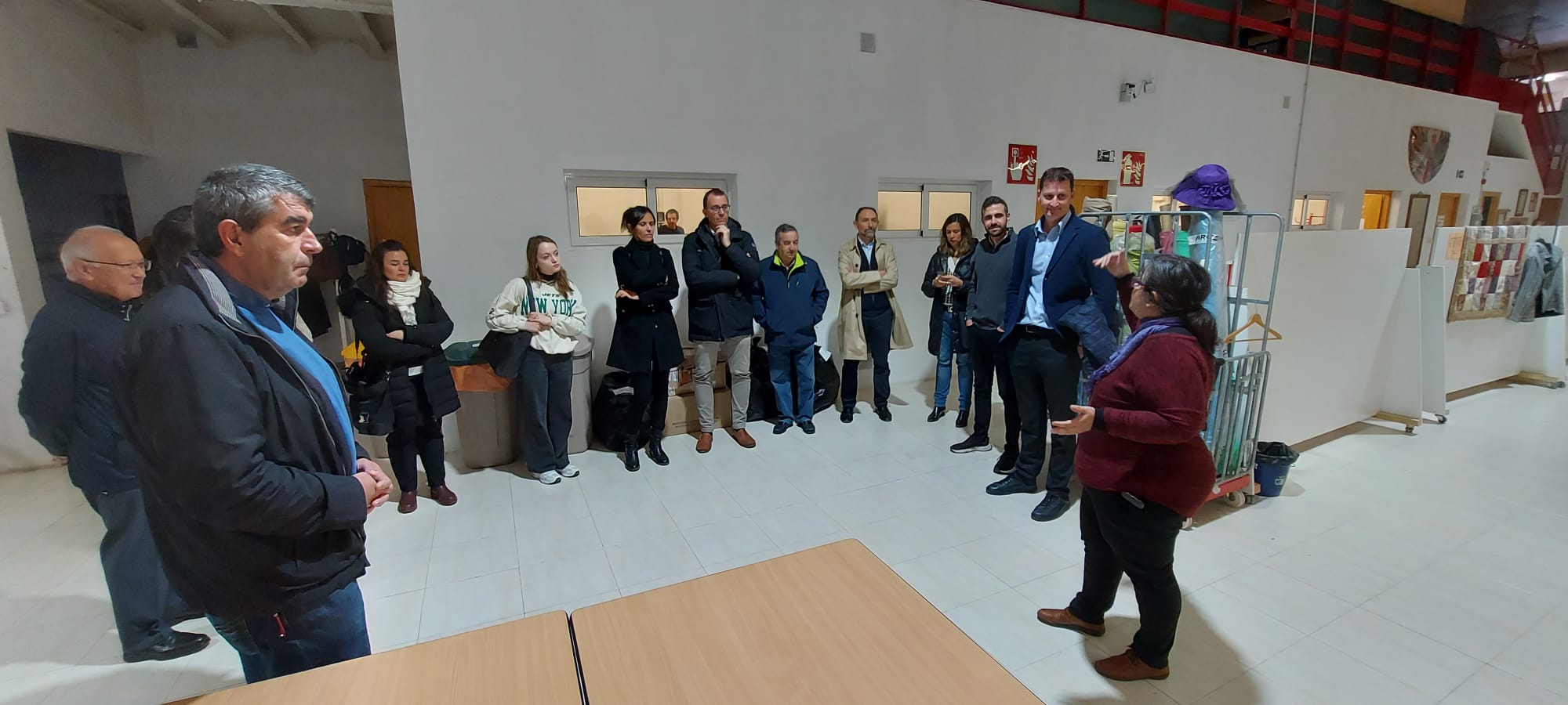 Momento de la visita a la sede de A todo trapo, de Cáritas Huesca