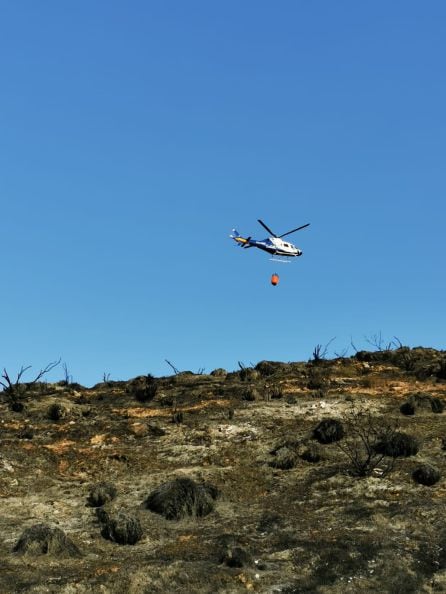 Uno de los helicópteros del INFOCA sobre la zona afectada