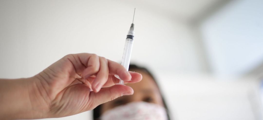 Un trabajador de la salud muestra una dosis de la vacuna contra la covid-19 durante una jornada de inmunización